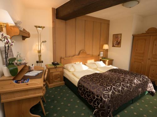 Cette chambre d'hôtel dispose d'un lit avec un bureau et une sidx. dans l'établissement Landhaus Alte Scheune, à Francfort-sur-le-Main