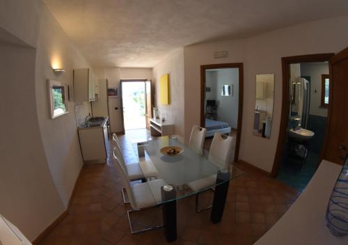 un soggiorno con tavolo e sedie e una cucina di B&B Costa di Amalfi a Vietri
