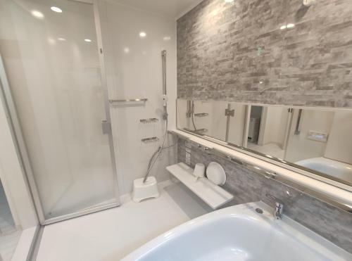 y baño con lavabo y espejo. en Private House Naturwald, en Furano