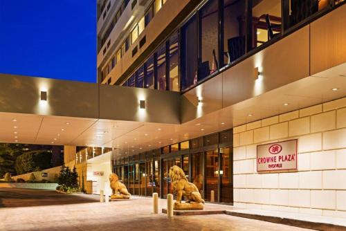 a building with two lion statues in front of it at Crowne Plaza Knoxville Downtown University by IHG in Knoxville