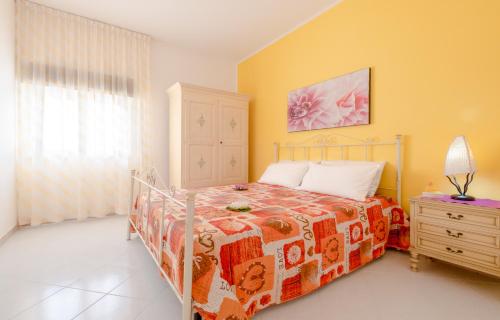 a bedroom with a bed and a dresser at Villetta Maredoro - Fronte Spiaggia Pescoluse in Marina di Pescoluse