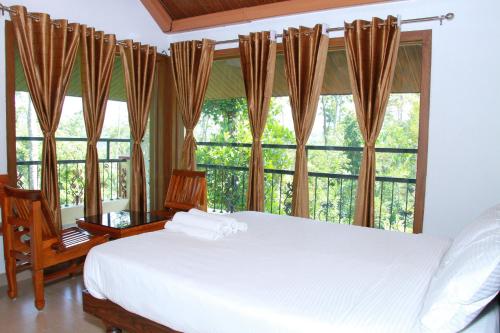Säng eller sängar i ett rum på KINGMAKER'S Plantation with River Stream