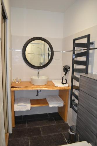 A bathroom at Logis Auberge de Pont Calleck