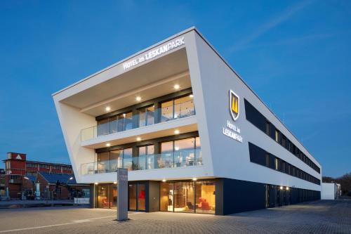 a large building with a lot of windows at Hotel im LESKANPark in Cologne