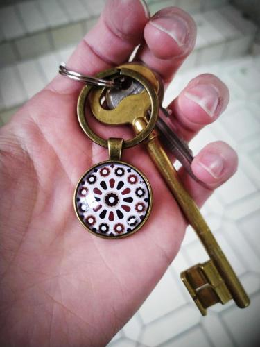 a person holding a pair of keys in their hand at L'Echappée Belle in Chartres