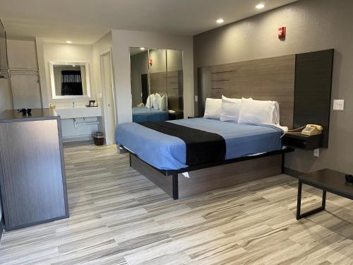 a bedroom with a large bed and a bathroom at Tweetys 9 Diamond Inn in Houston