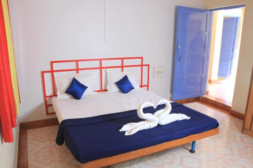 a bedroom with a bed with two white towels at Kamal 2 Bedroom Bungalow With Terrace in Kīhīm