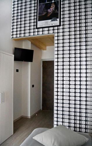 a room with a wall made out of white bricks at B&B Seventy Design in Dimaro