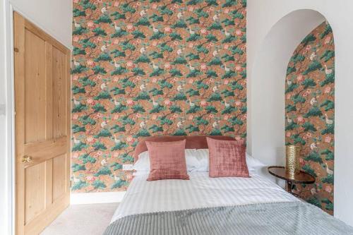 En eller flere senge i et værelse på Cosy Mill Workers Cottage Heritage Saltaire