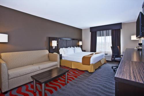 Postel nebo postele na pokoji v ubytování Holiday Inn Express Hotel & Suites Columbus Southeast Groveport by IHG