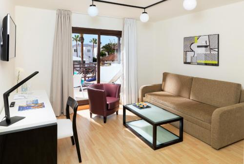 A seating area at Boutique Hotel H10 White Suites - Adults Only