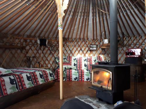 a room with a wood stove in a yurt at Hébergement de la Montagne St-Roch in Saint Roch de Mekinac