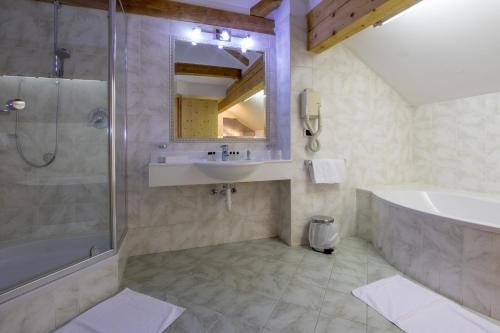 Ett badrum på Hotel Garni Snaltnerhof