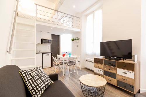 アンティーブにあるBNB RENTING Chez Thibault - Studio rénové 2-4pers Centre Antibes Fersenのリビングルーム(ソファ、テレビ、テーブル付)