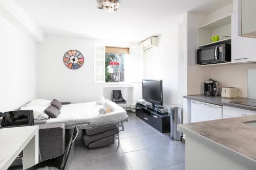 une cuisine et un salon avec un canapé et une table dans l'établissement Chez Dominique - 1 chbre 2-4pers Centre Antibes Migrainier Ancien with AC, à Antibes