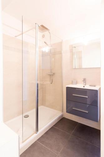 une salle de bain avec douche et lavabo dans l'établissement Chez Dominique - 1 chbre 2-4pers Centre Antibes Migrainier Ancien with AC, à Antibes