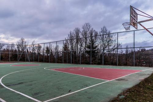 Tenis a/nebo squash v ubytování Titagion Hotel nebo okolí