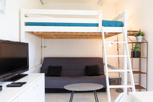 un salon avec un lit superposé et un canapé dans l'établissement Chez Dominique - Studio 2-4pers centre Antibes Fourmilliere 1er, à Antibes