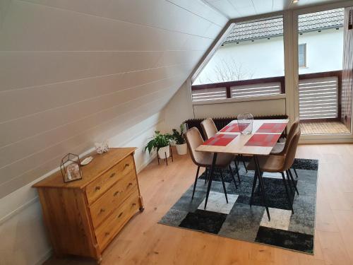 a dining room with a table and chairs and a window at Ferienwohnung Steiner 2 in Homburg