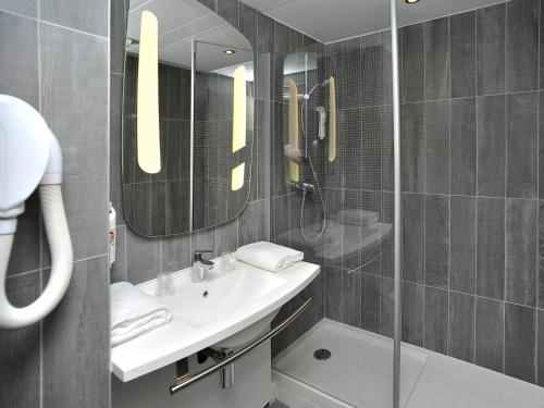 a bathroom with a sink and a shower and a mirror at ibis Le Puy-en-Velay Centre in Le Puy en Velay