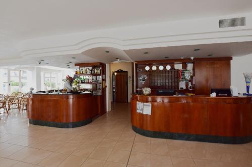 lobby z barem i restauracją w obiekcie Hotel Europa w mieście Misano Adriatico