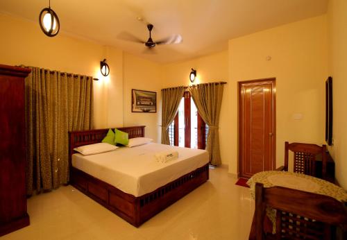 Nirrvaan homestay في فاركَالا: غرفة نوم بسرير ونافذة