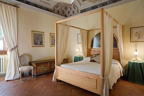 a bedroom with a canopy bed in a room at Villa de' Ricci Rignana B&B in Greve in Chianti