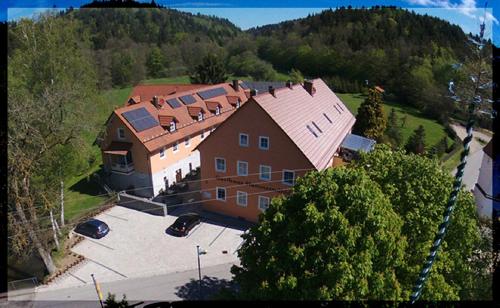 an aerial view of a large house with a driveway at Landgasthof-Hotel Hammermühle in Donaustauf
