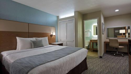 Un pat sau paturi într-o cameră la Best Western Carlsbad by the Sea