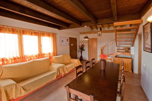 Ríudecañas的住宿－Can Prats，客厅配有沙发和桌子
