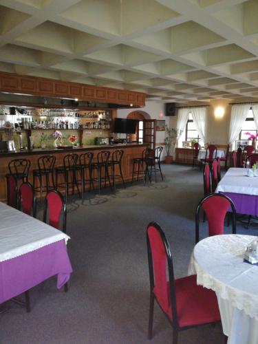 jadalnia ze stołami i krzesłami oraz bar w obiekcie Zajazd Rybaki w mieście Płock