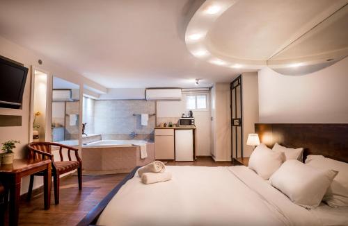 Postel nebo postele na pokoji v ubytování Avital Hotel