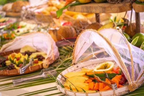 twee manden gevuld met fruit en groenten op een tafel bij Refugios Parajuru - Villa Alegre in Parajuru