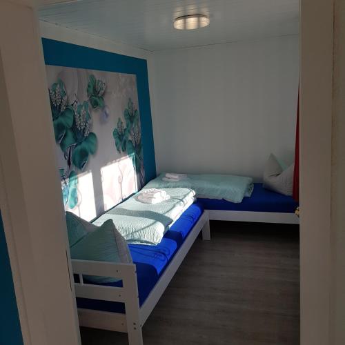 um pequeno quarto com 2 camas e uma janela em Bungalow Streuwiese em Warnemünde