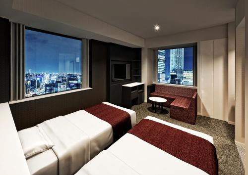 名古屋的住宿－Sanco Inn Grande Nagoya -HOTEL & SPA-，酒店客房设有两张床和窗户。