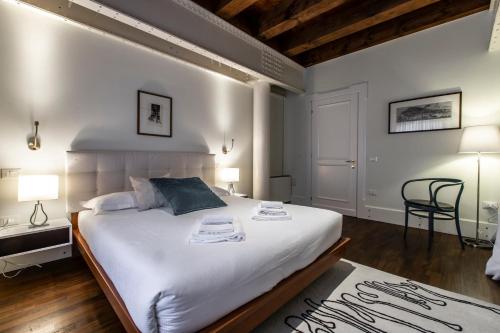 A bed or beds in a room at Molino Stucky Apartment Wi-Fi R&R
