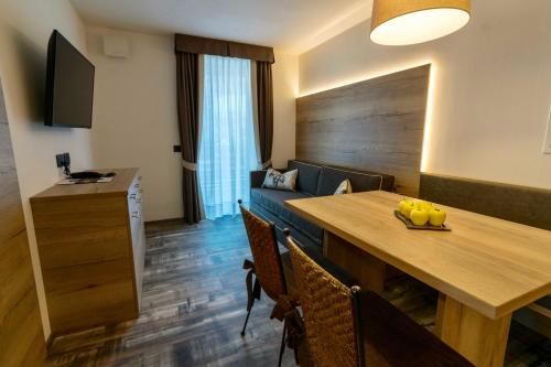 Una televisión o centro de entretenimiento en Albergo Dimaro Wellness Hotel