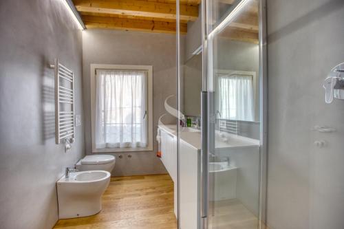 Et badeværelse på Ca' dei Battuti Apartments