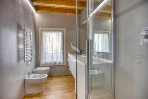 A bathroom at Ca' dei Battuti Apartments