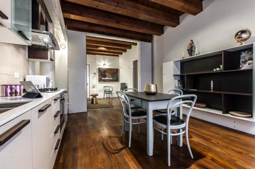 cocina y comedor con mesa y sillas en Molino Stucky Apartment Wi-Fi R&R en Venecia