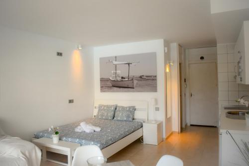 a small bedroom with a bed and a kitchen at Nice Studio in Siesta 2 in Puerto Alcudia 6 in Alcudia