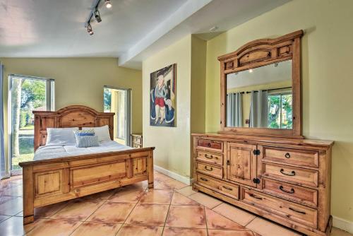 Ένα ή περισσότερα κρεβάτια σε δωμάτιο στο Quaint Central Miami Bungalow 10 Mi to Mid-Beach!