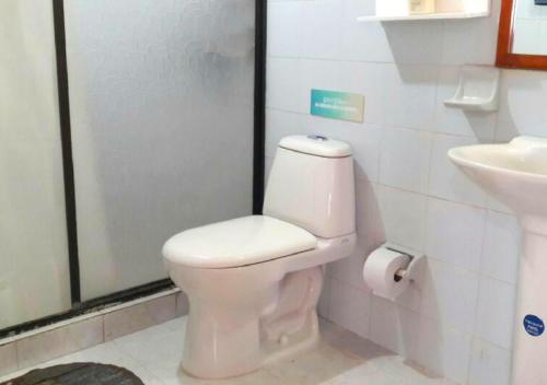 a bathroom with a toilet and a sink at Apartamento para parejas frente a la playa San Andres in San Andrés