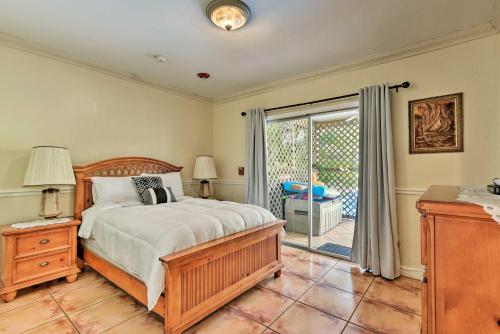 Ένα ή περισσότερα κρεβάτια σε δωμάτιο στο Quaint Central Miami Bungalow 10 Mi to Mid-Beach!
