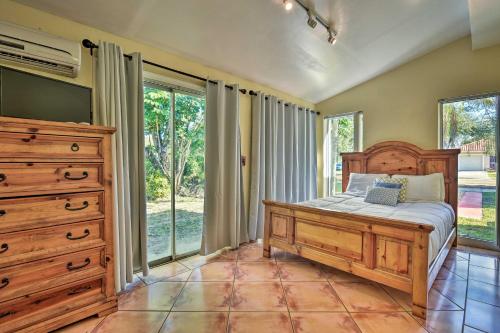Ένα ή περισσότερα κρεβάτια σε δωμάτιο στο Quaint Central Miami Bungalow 10 Mi to Mid-Beach!