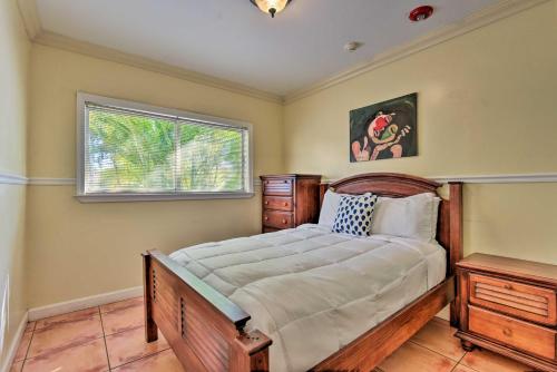 Ένα ή περισσότερα κρεβάτια σε δωμάτιο στο Quaint Central Miami Bungalow 10 Mi to Mid-Beach!