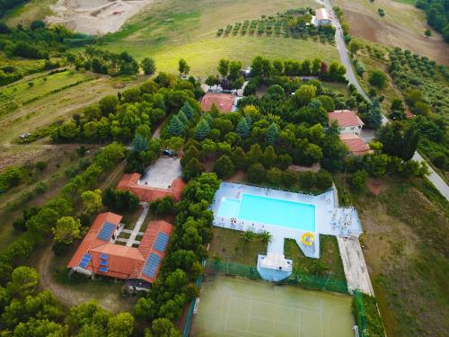 una vista aérea de una casa con pista de tenis en Country House UNA, en Cupra Marittima