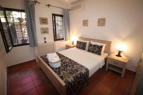 Un pat sau paturi într-o cameră la Villa Cosy