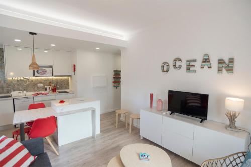 a living room with a kitchen and a dining room at Casas da Avó V in Silveira