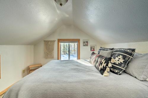 A bed or beds in a room at Mysty Mountain Cabin on River Near Stevens Pass!